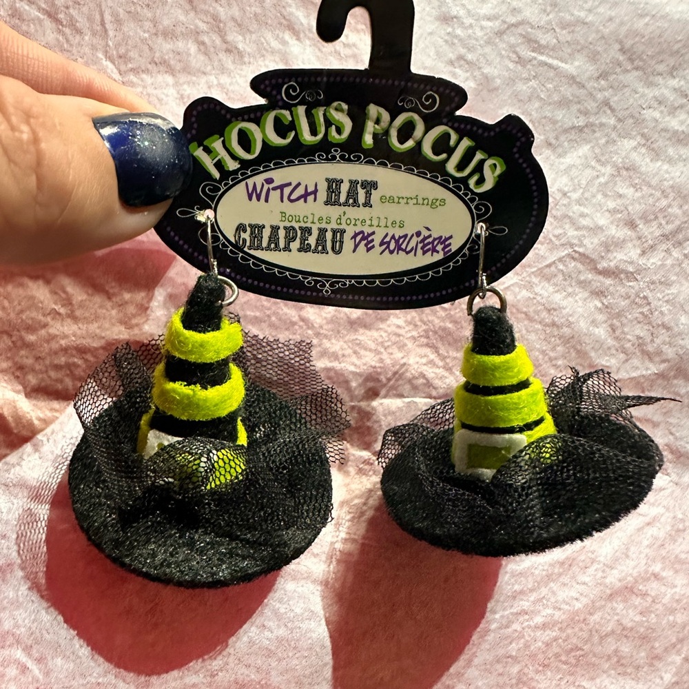 Hocus Pocus Green and Black Witch Hat Dangle Earrings Brand New.